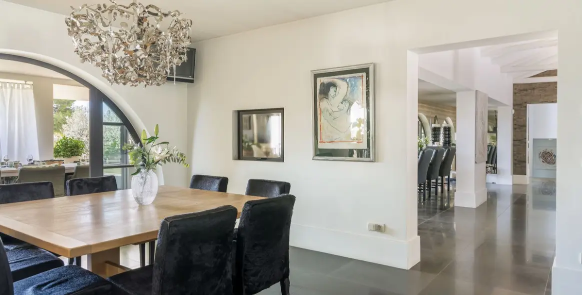 Sale of detached villa in El Paraiso 11