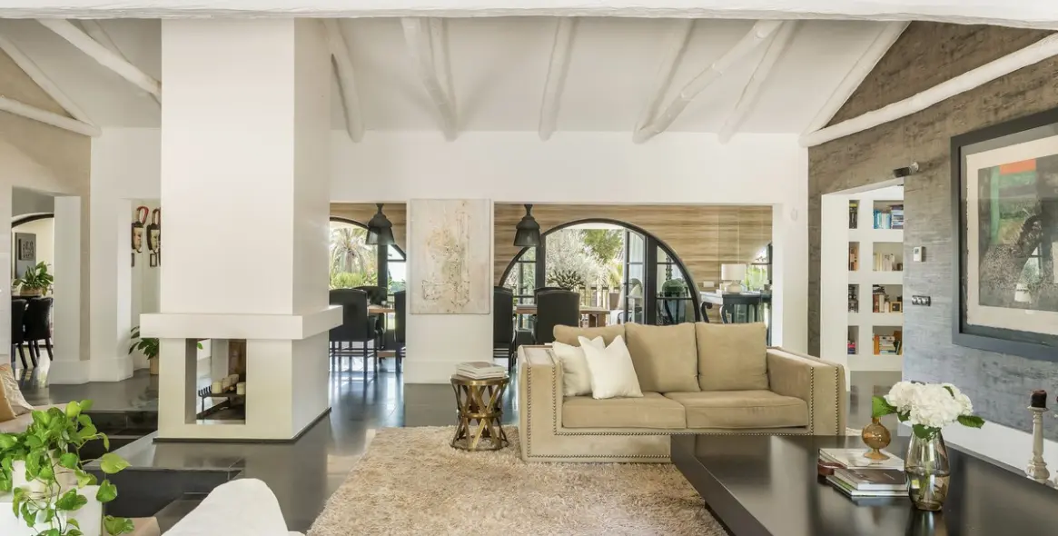 Sale of detached villa in El Paraiso 15