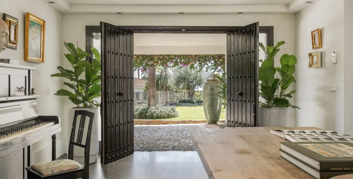 Sale of detached villa in El Paraiso 20