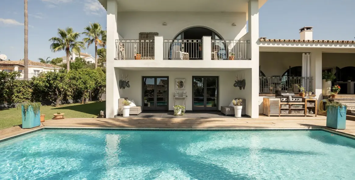 Venta de villa independiente en El Paraiso 28
