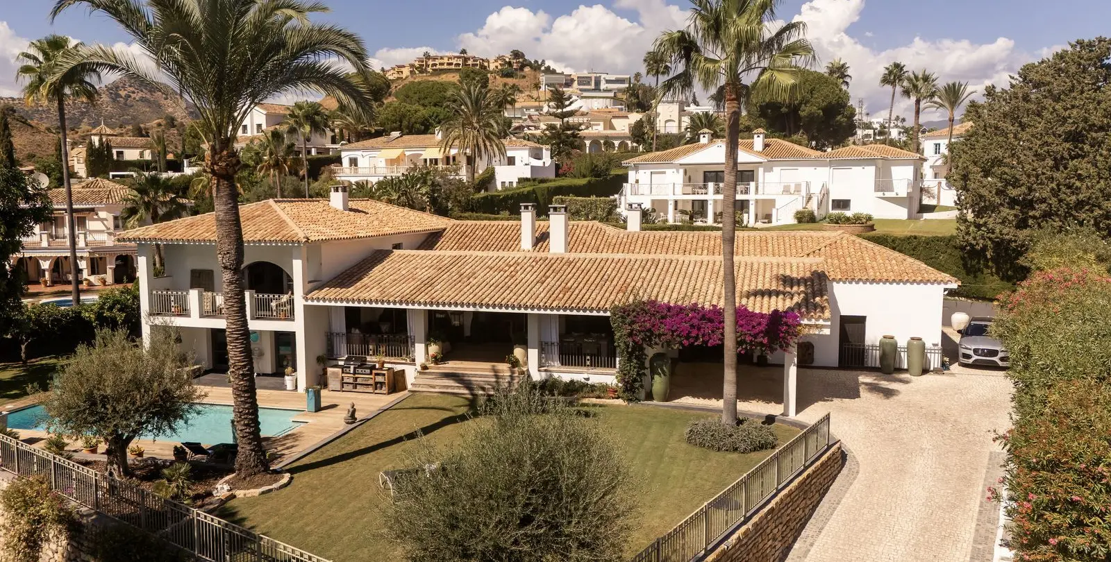 Sale of detached villa in El Paraiso 1