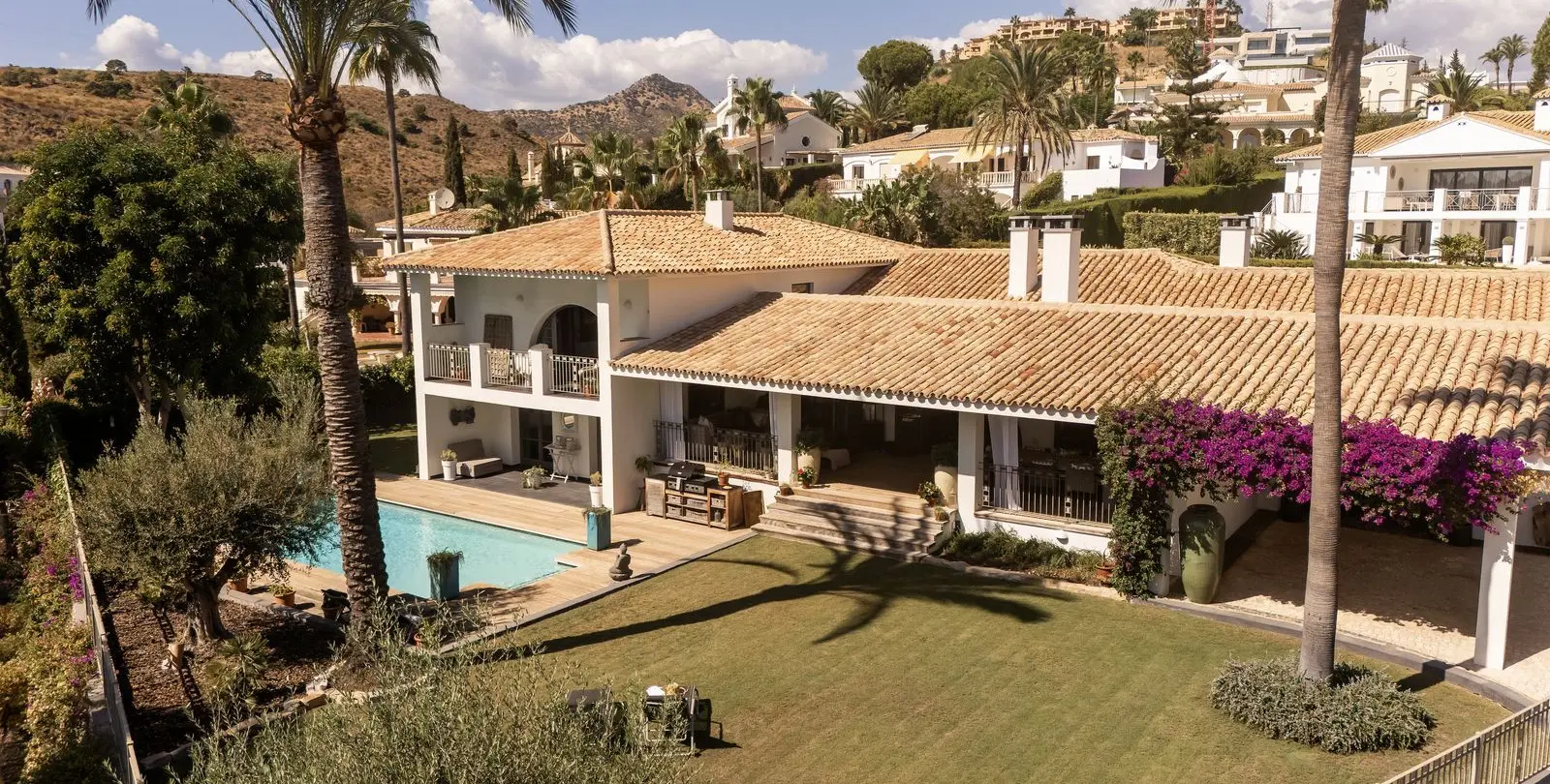 Sale of detached villa in El Paraiso 5