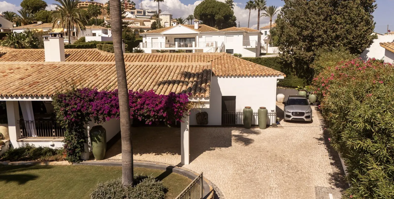 Sale of detached villa in El Paraiso 6