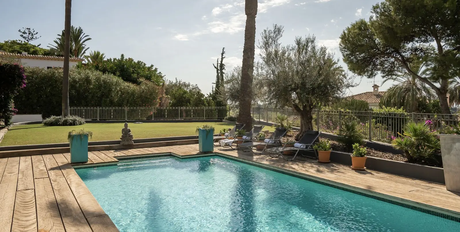 Sale of detached villa in El Paraiso 38