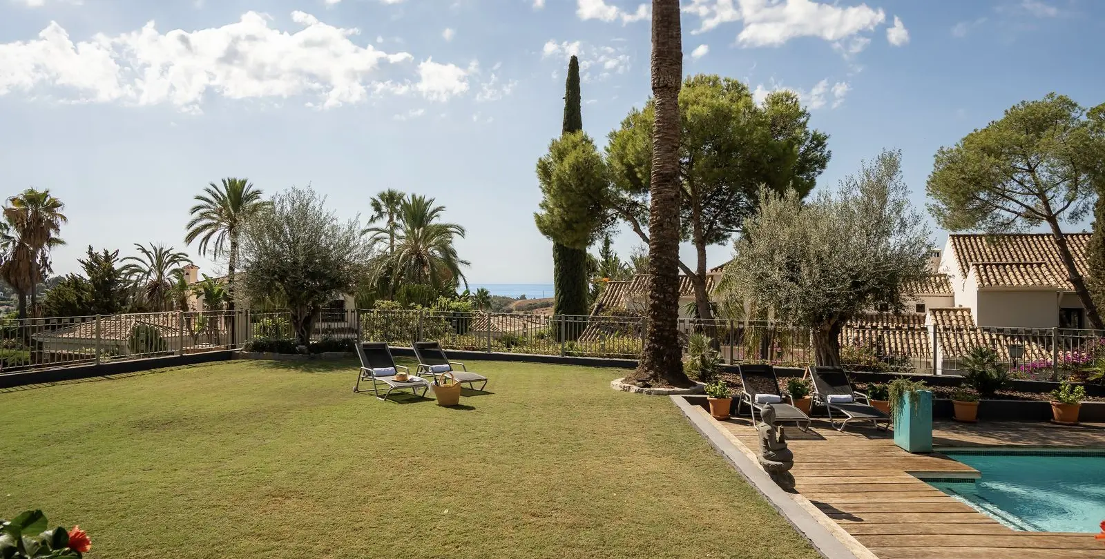 Sale of detached villa in El Paraiso 39
