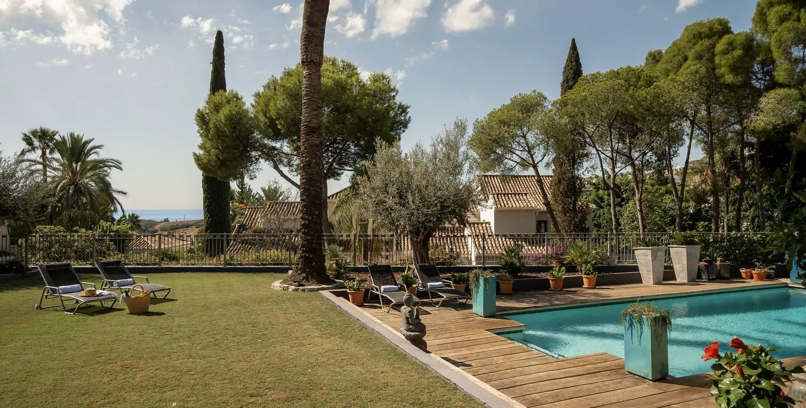 Sale of detached villa in El Paraiso 40