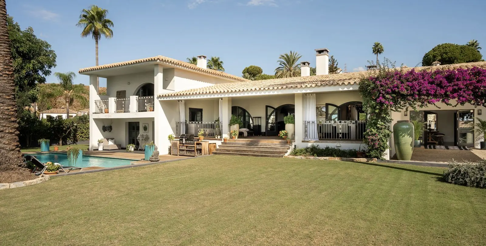 Sale of detached villa in El Paraiso 44