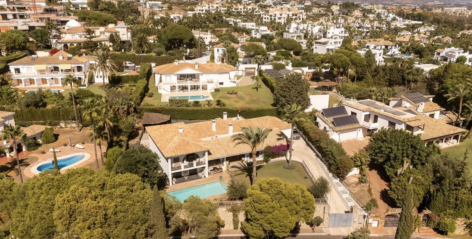 Sale of detached villa in El Paraiso 56