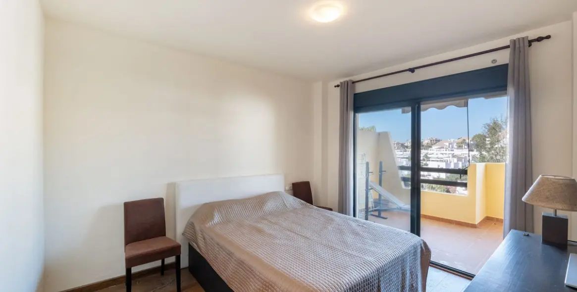 Alquiler a largo plazo de apartamento en planta media en Selwo 9