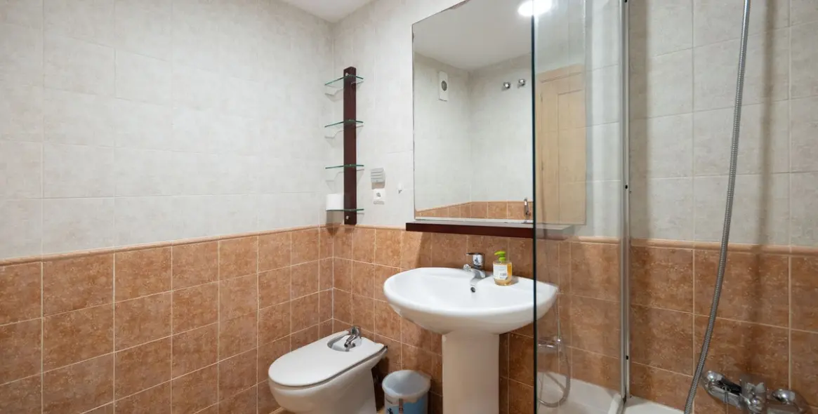 Alquiler a largo plazo de apartamento en planta media en Selwo 20