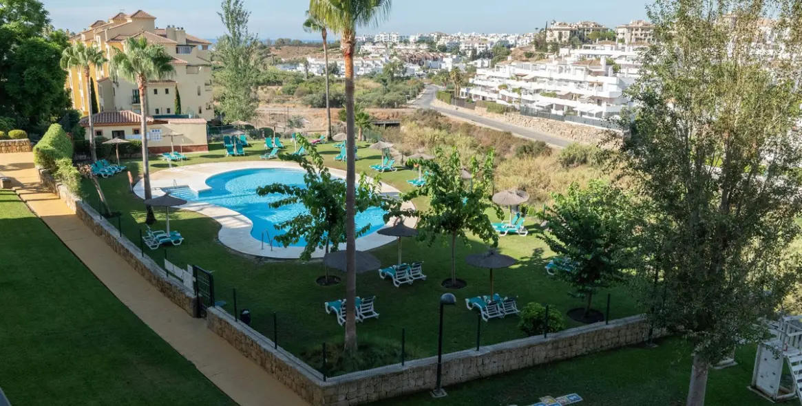 Alquiler a largo plazo de apartamento en planta media en Selwo 22