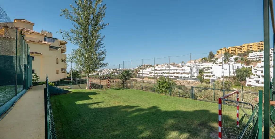 Alquiler a largo plazo de apartamento en planta media en Selwo 26