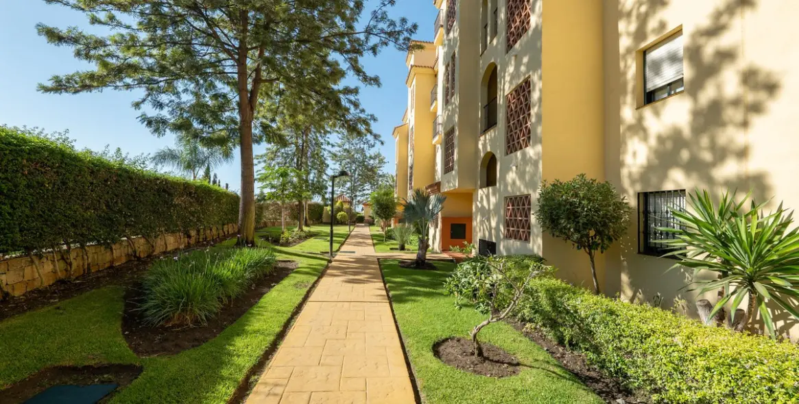 Alquiler a largo plazo de apartamento en planta media en Selwo 27