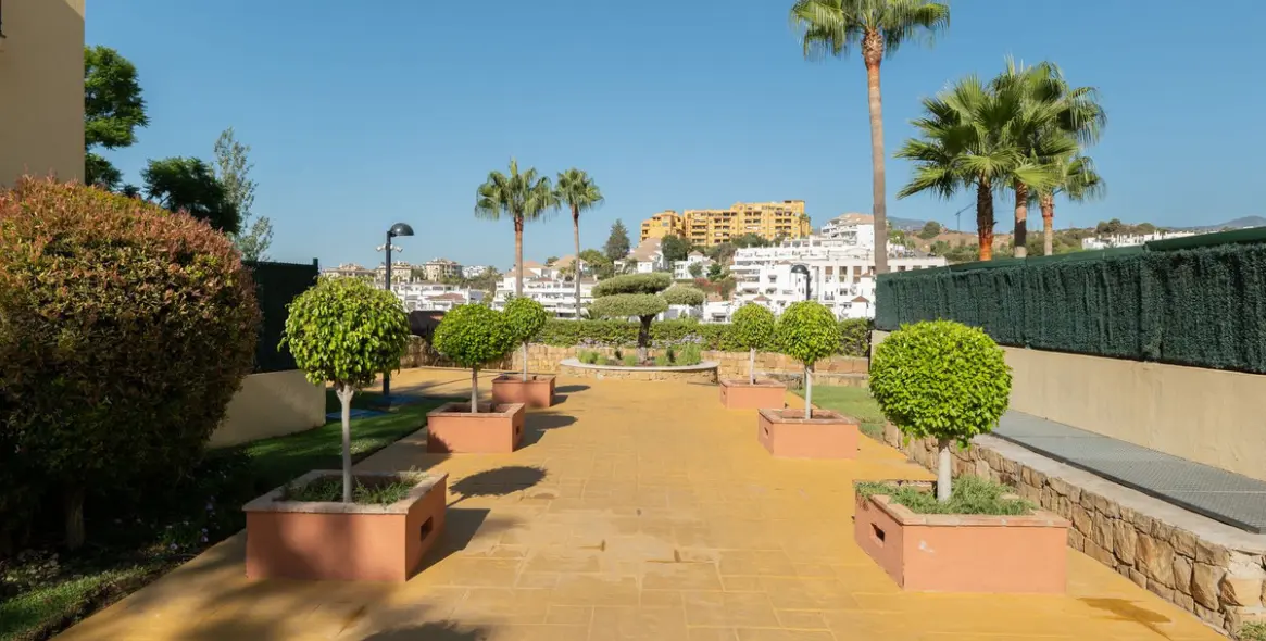 Alquiler a largo plazo de apartamento en planta media en Selwo 28