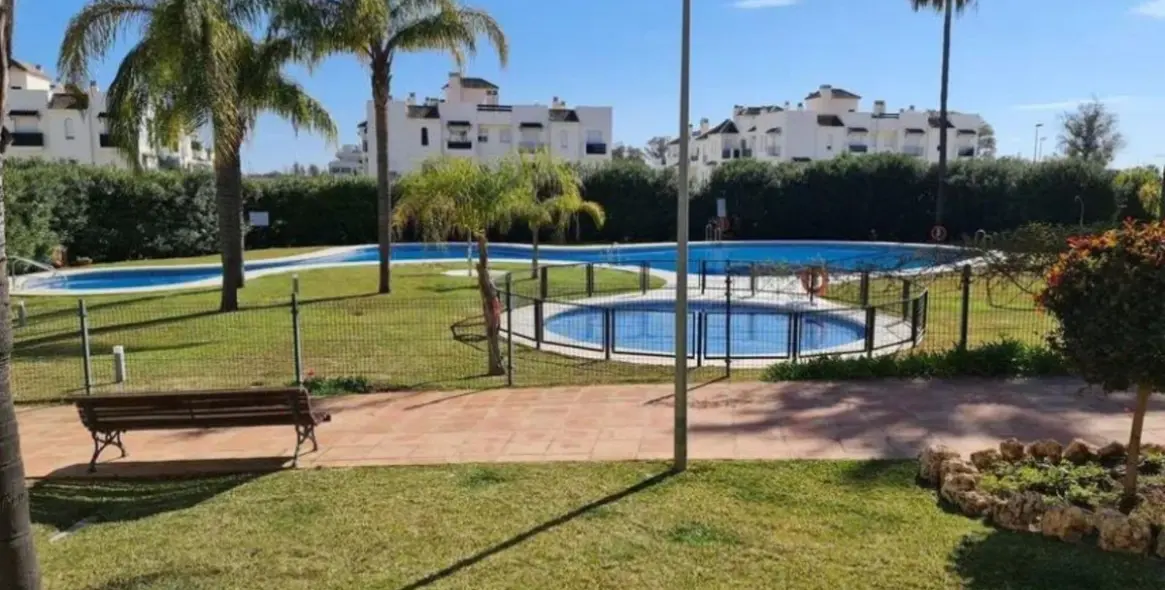 Sale of middle floor apartment in Nueva Andalucía 13