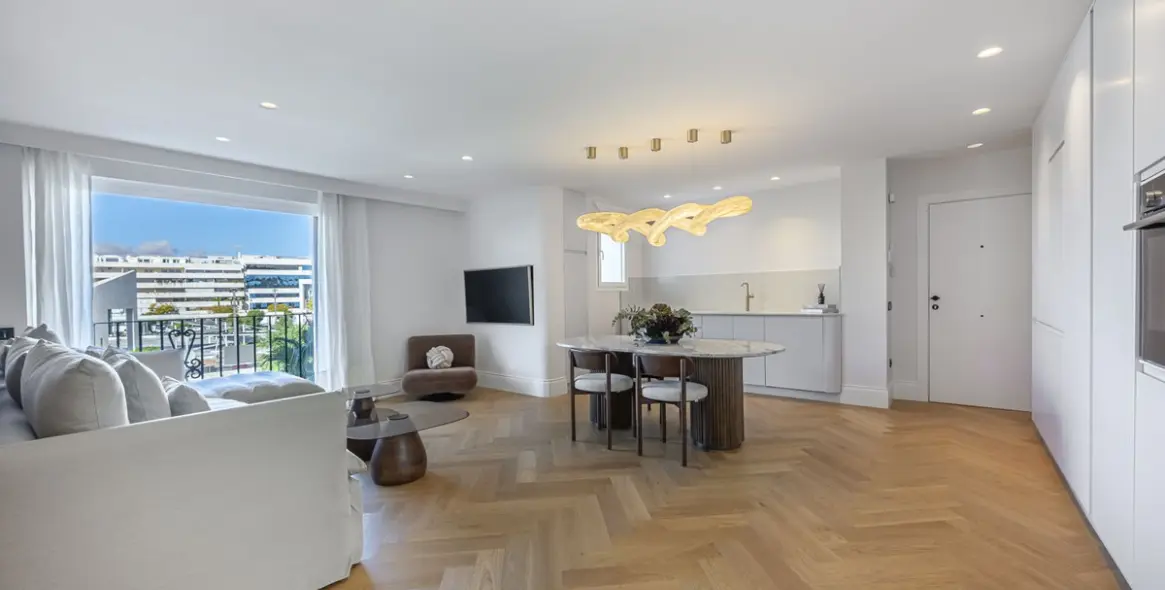 Sale of middle floor apartment in Puerto Banús 1