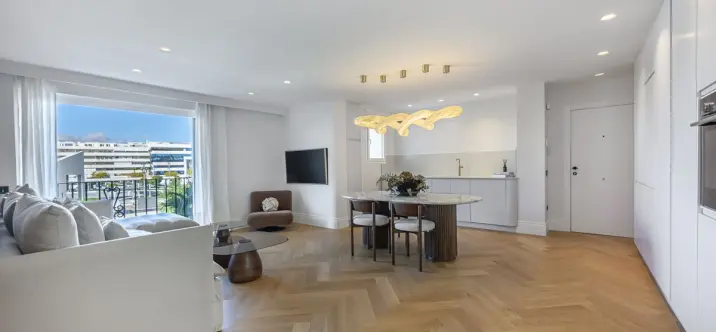 Sale of middle floor apartment in Puerto Banús 0