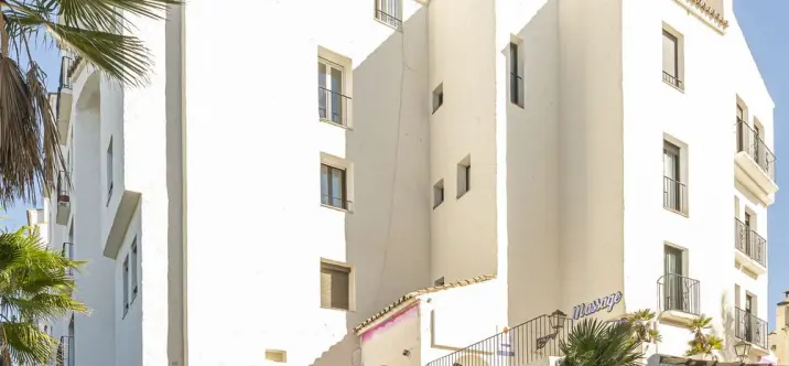 Sale of middle floor apartment in Puerto Banús 2