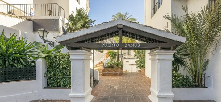 Sale of middle floor apartment in Puerto Banús 3