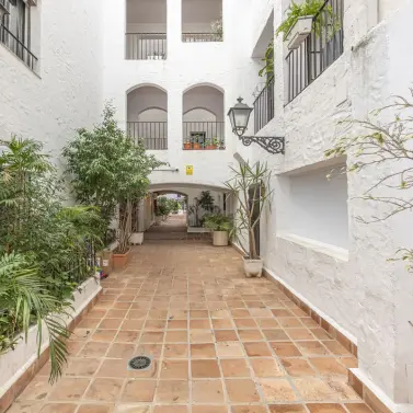 Sale of middle floor apartment in Puerto Banús