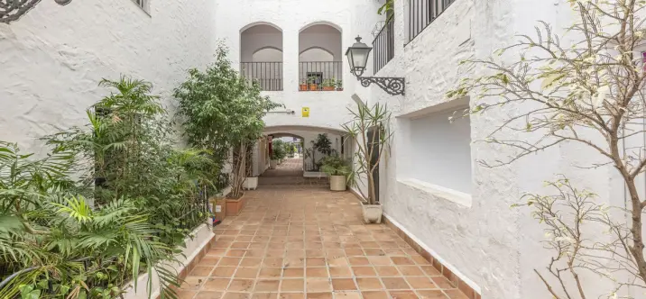 Sale of middle floor apartment in Puerto Banús 4