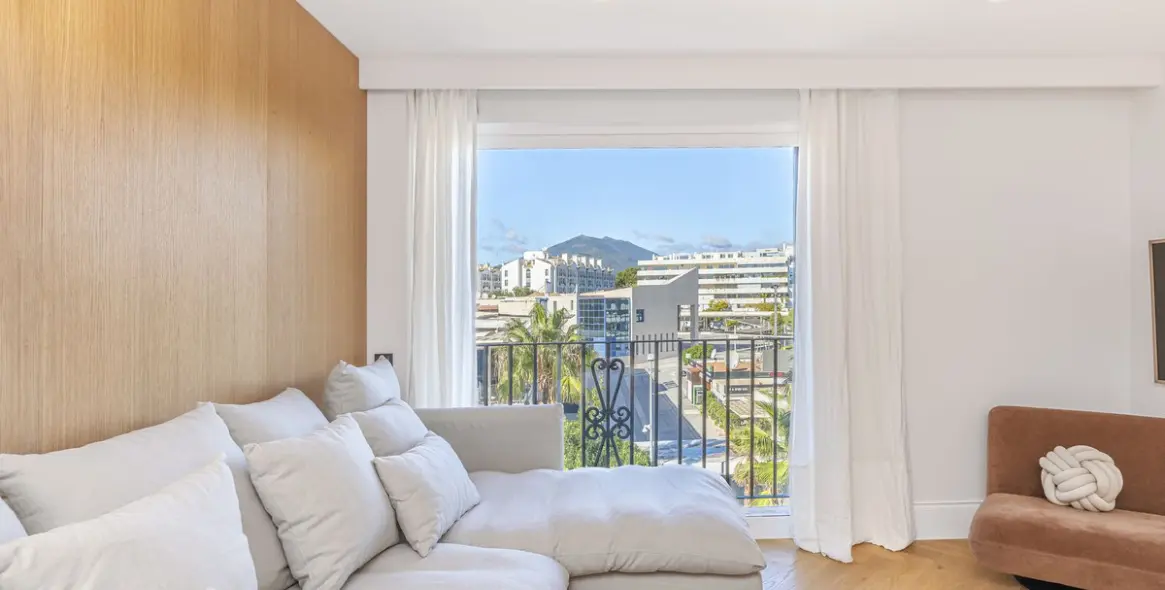 Sale of middle floor apartment in Puerto Banús 8