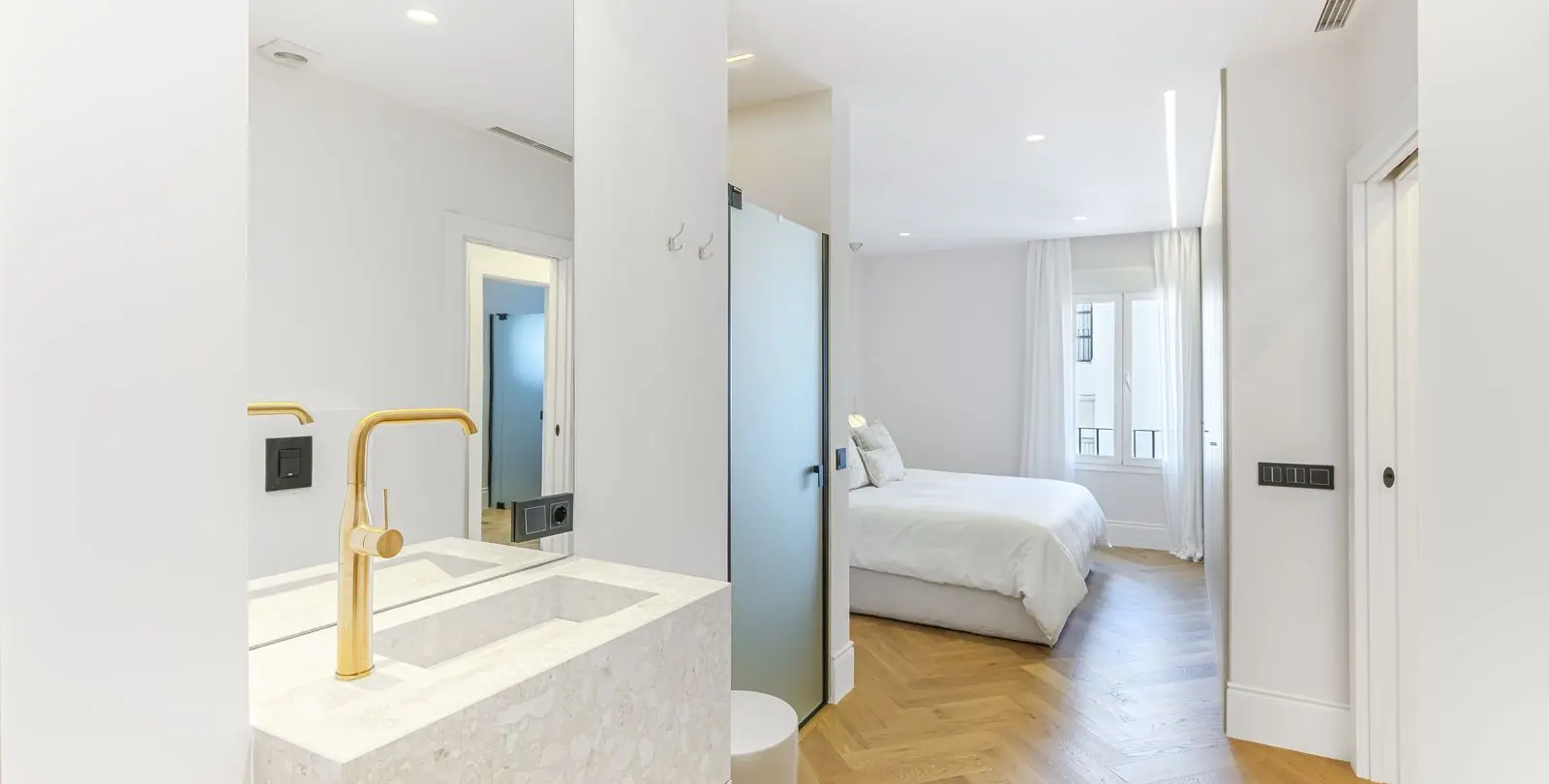 Sale of middle floor apartment in Puerto Banús 2