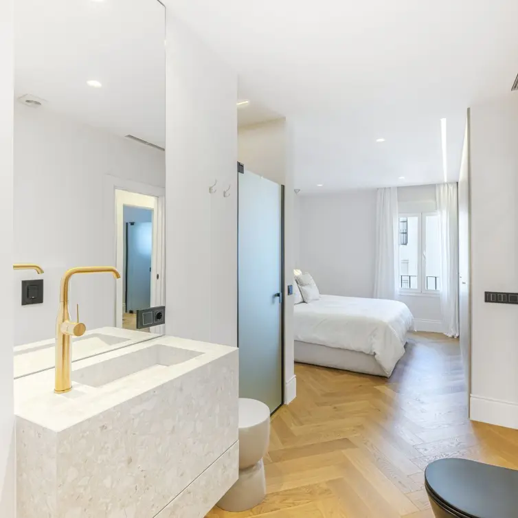 Sale of middle floor apartment in Puerto Banús