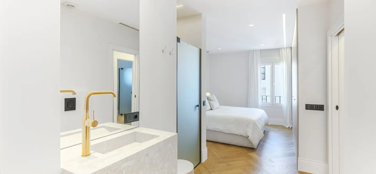 Sale of middle floor apartment in Puerto Banús 1