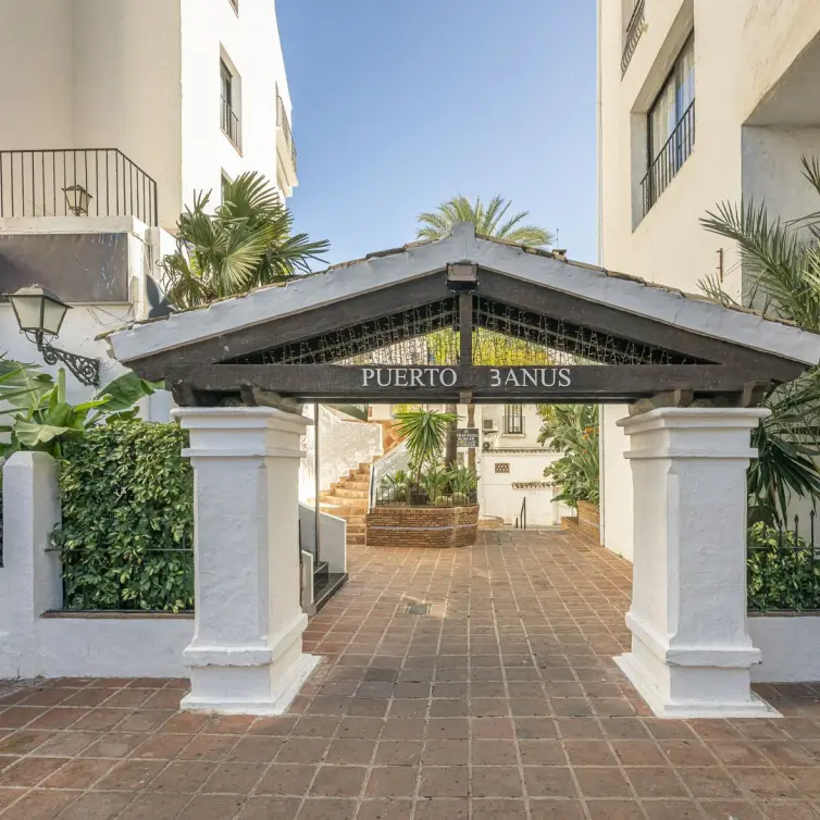 Sale of middle floor apartment in Puerto Banús