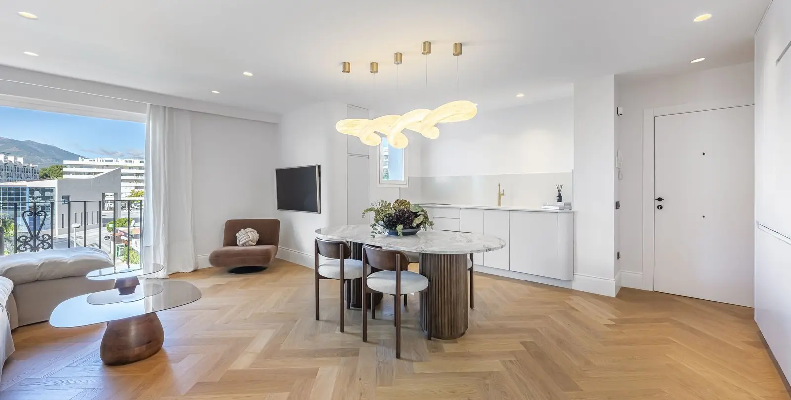 Sale of middle floor apartment in Puerto Banús 10