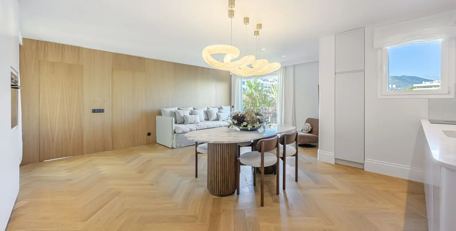 Sale of middle floor apartment in Puerto Banús 11