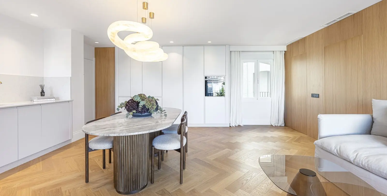 Sale of middle floor apartment in Puerto Banús 14