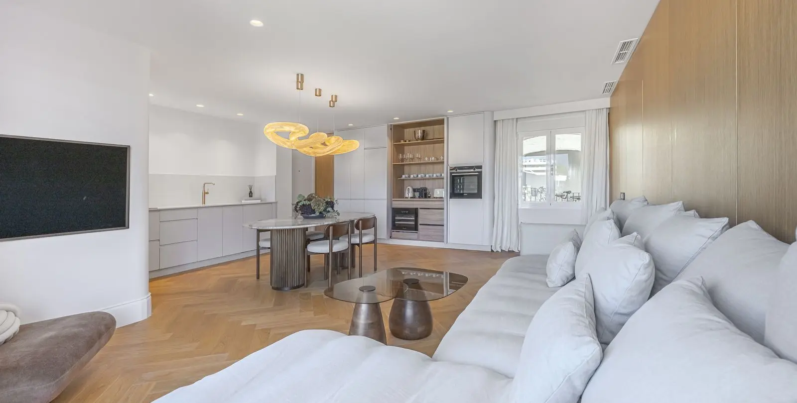 Sale of middle floor apartment in Puerto Banús 21