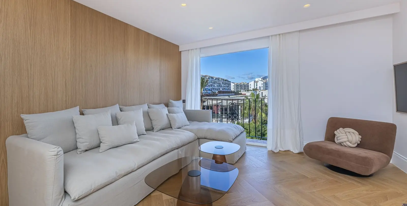 Sale of middle floor apartment in Puerto Banús 22
