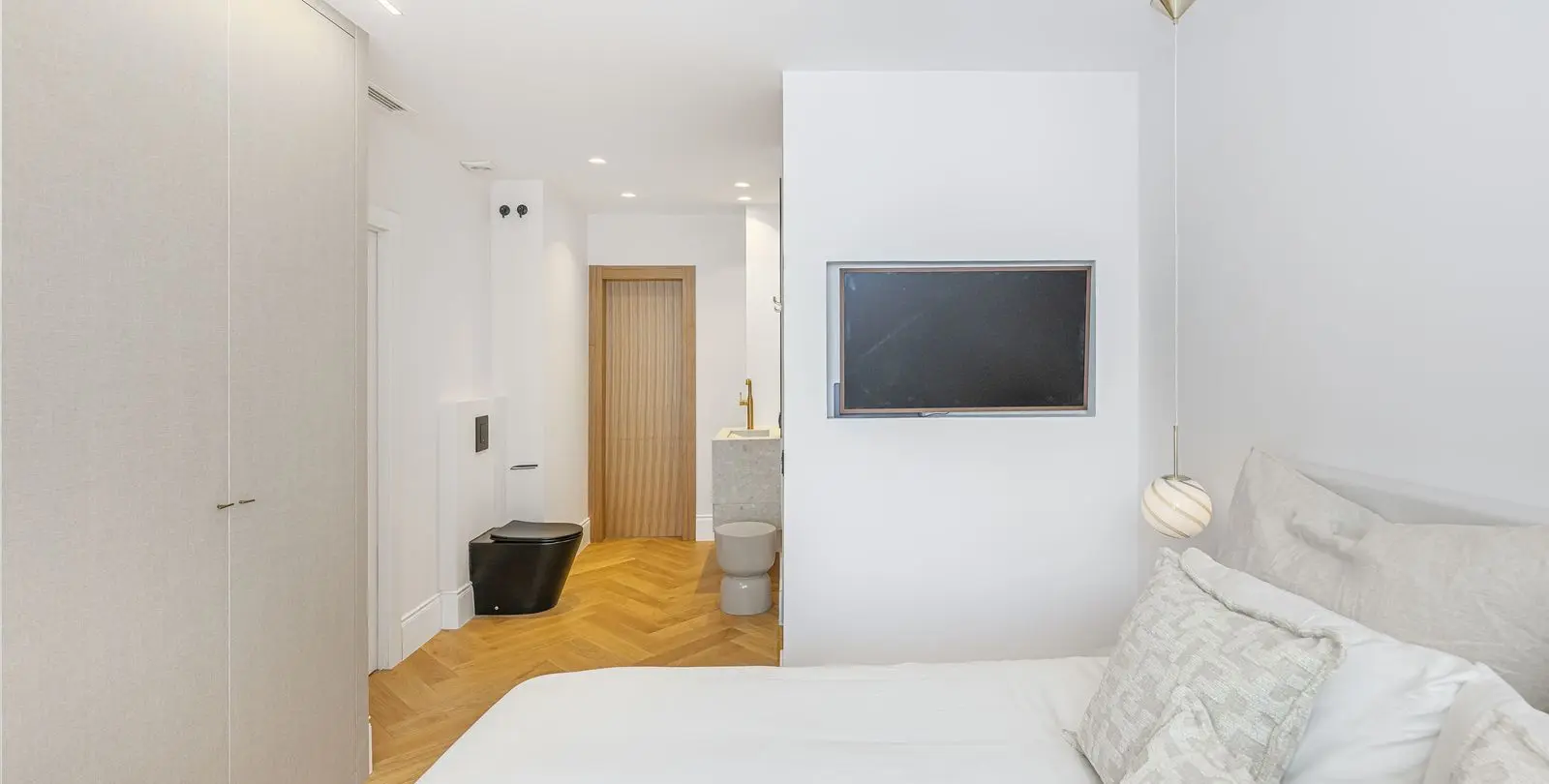 Sale of middle floor apartment in Puerto Banús 23