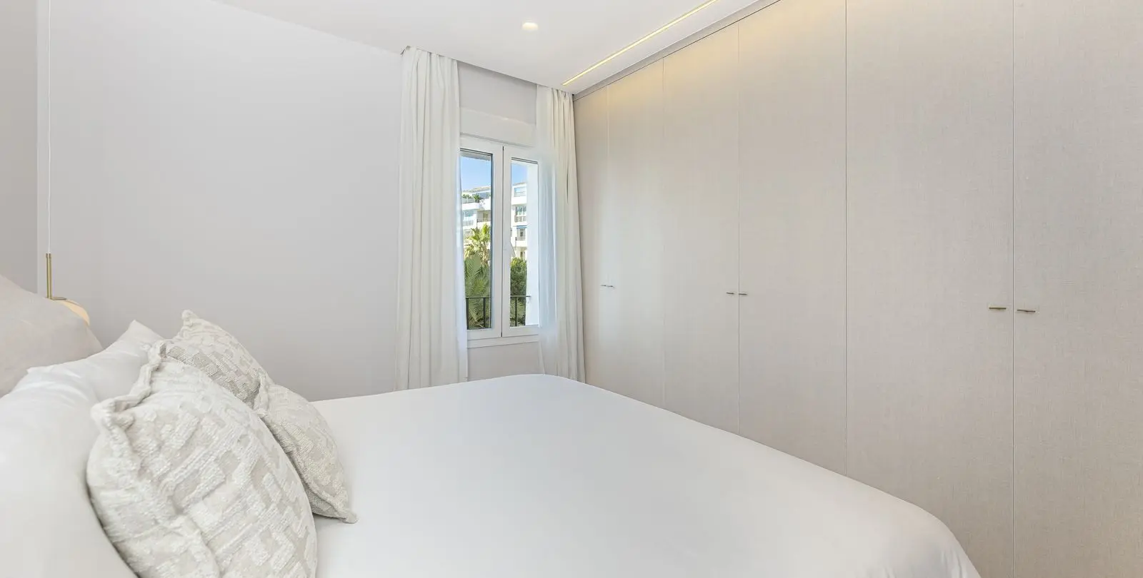 Sale of middle floor apartment in Puerto Banús 24