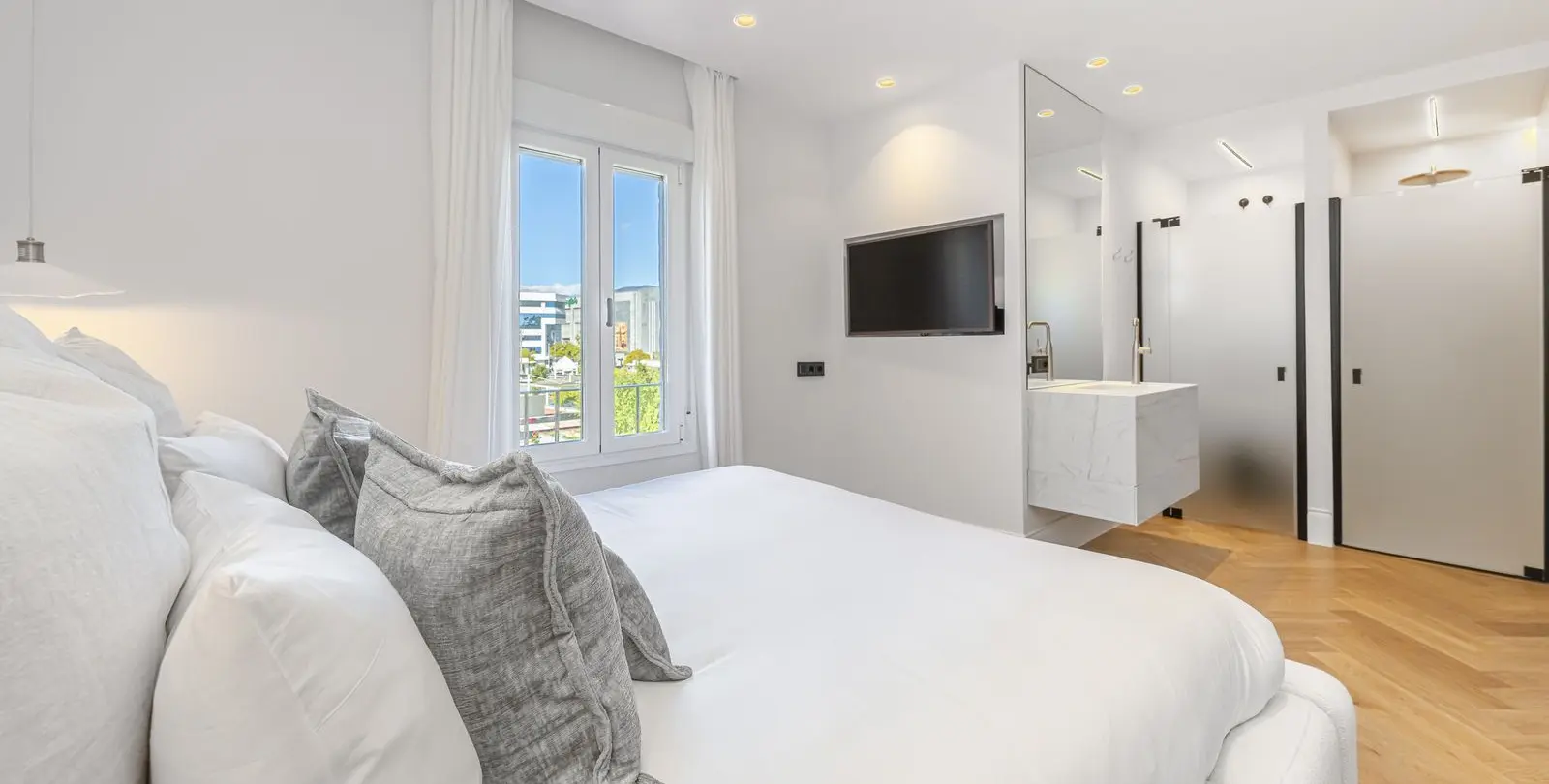 Sale of middle floor apartment in Puerto Banús 26