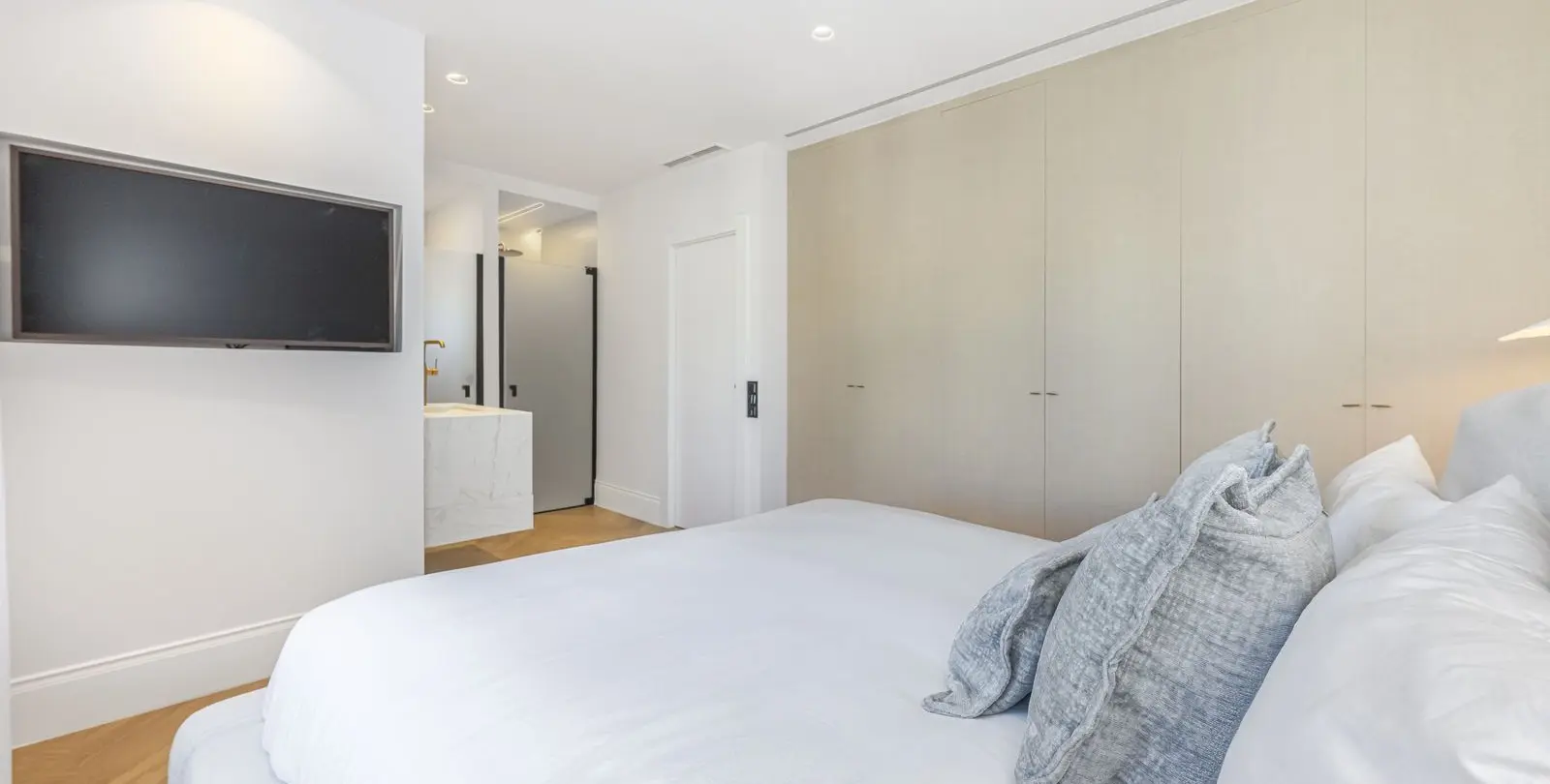 Sale of middle floor apartment in Puerto Banús 28