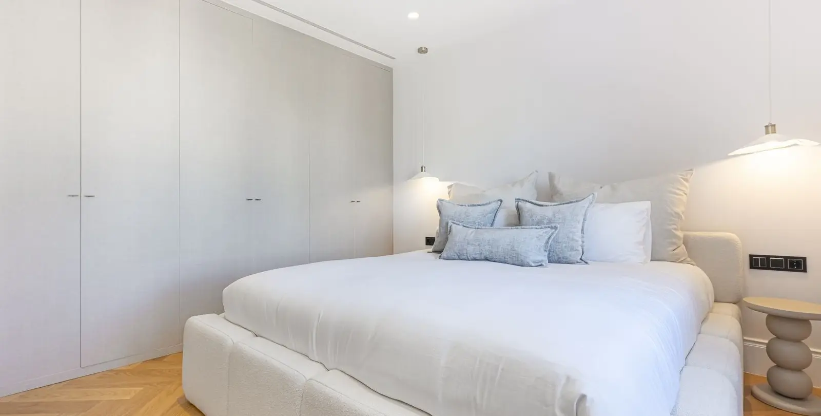 Sale of middle floor apartment in Puerto Banús 29