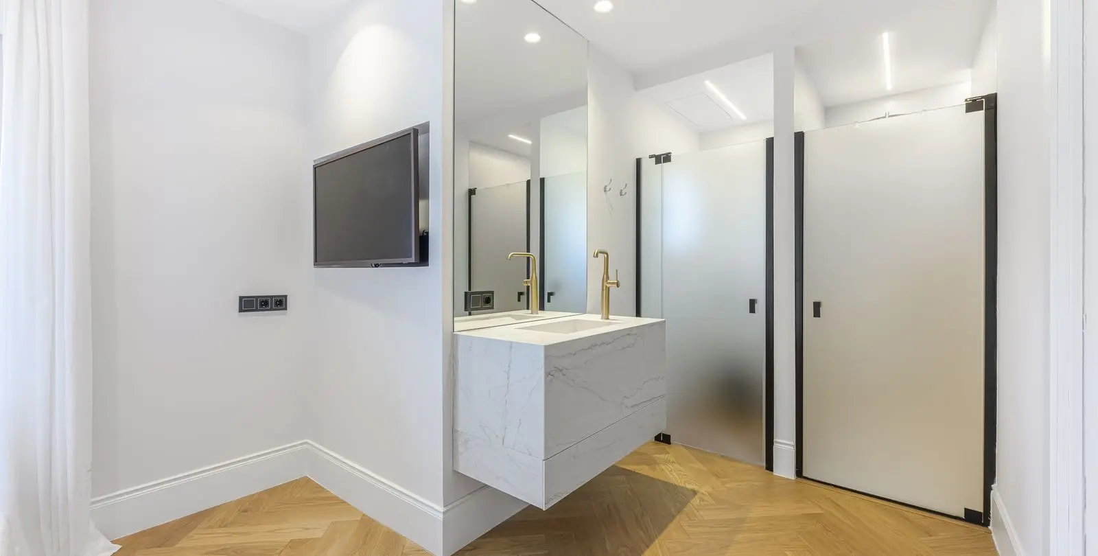 Sale of middle floor apartment in Puerto Banús 31