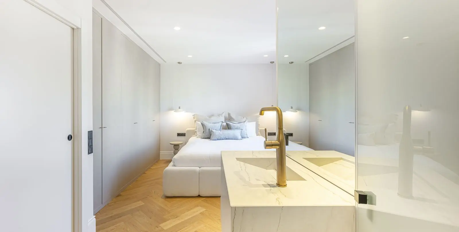 Sale of middle floor apartment in Puerto Banús 33