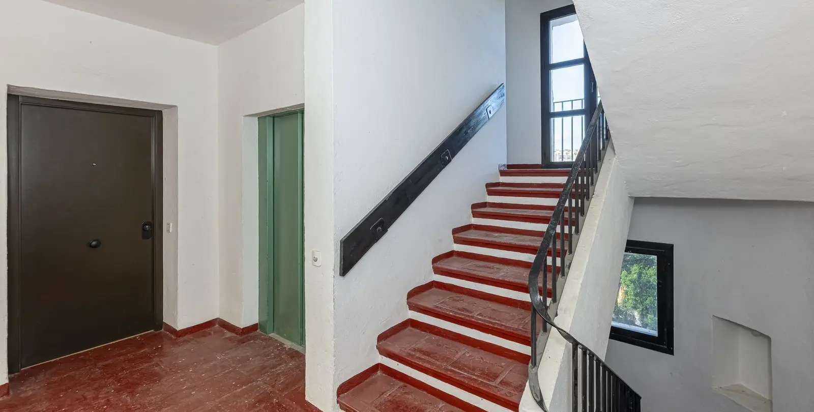 Sale of middle floor apartment in Puerto Banús 38