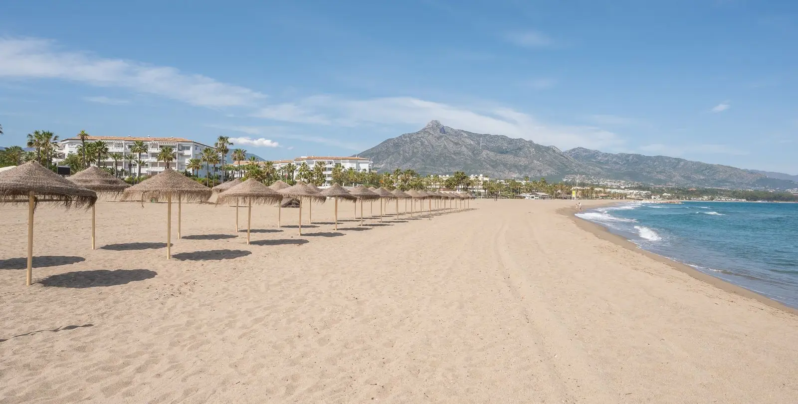 Sale of middle floor apartment in Puerto Banús 39