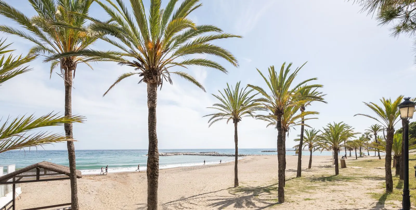 Sale of middle floor apartment in Puerto Banús 40