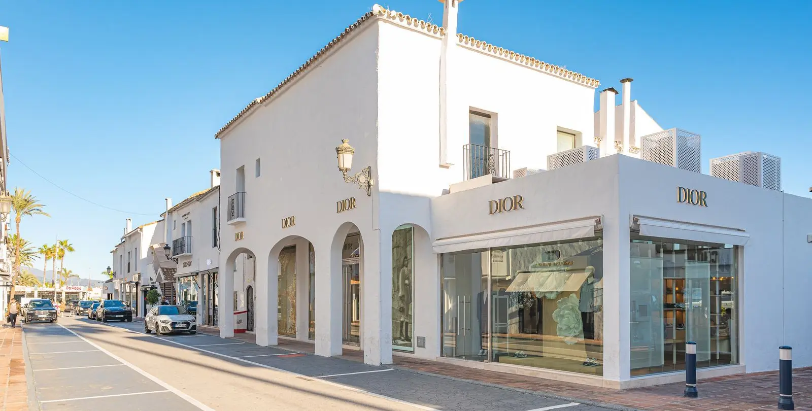 Sale of middle floor apartment in Puerto Banús 42