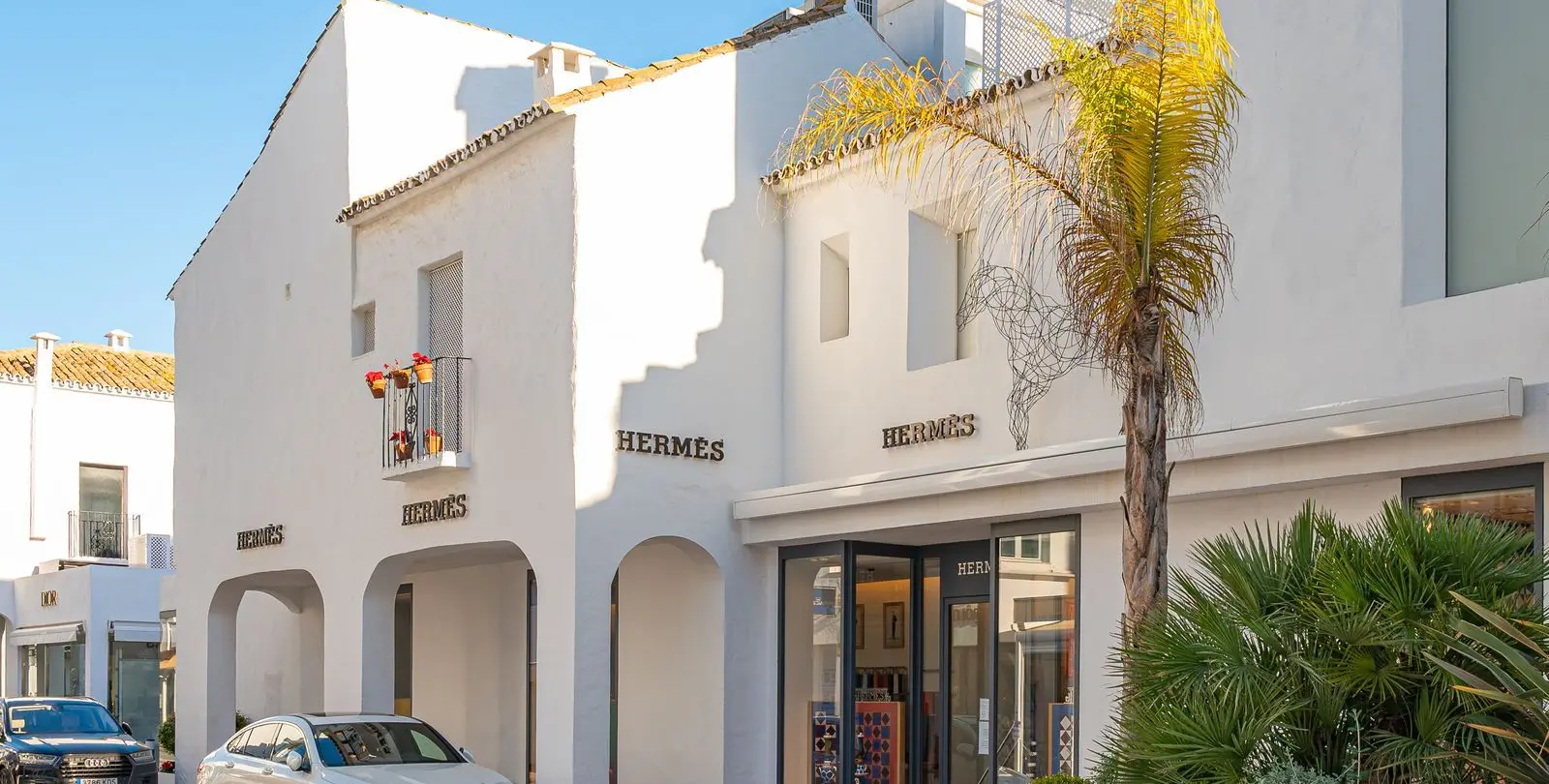 Sale of middle floor apartment in Puerto Banús 43