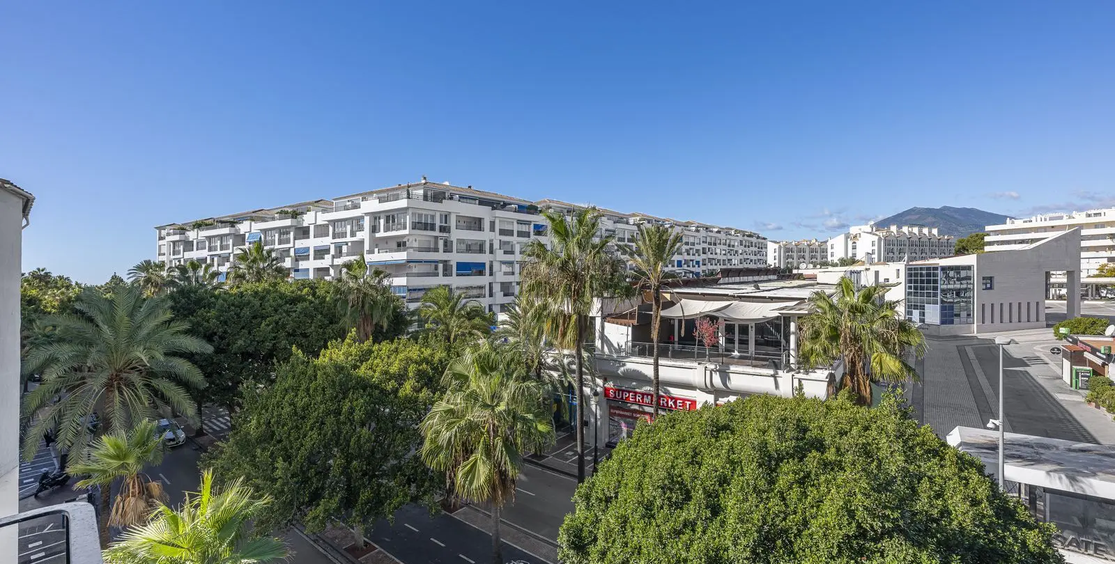 Sale of middle floor apartment in Puerto Banús 44
