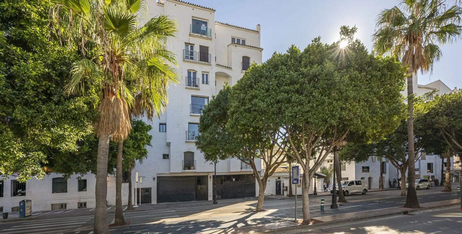 Sale of middle floor apartment in Puerto Banús 45