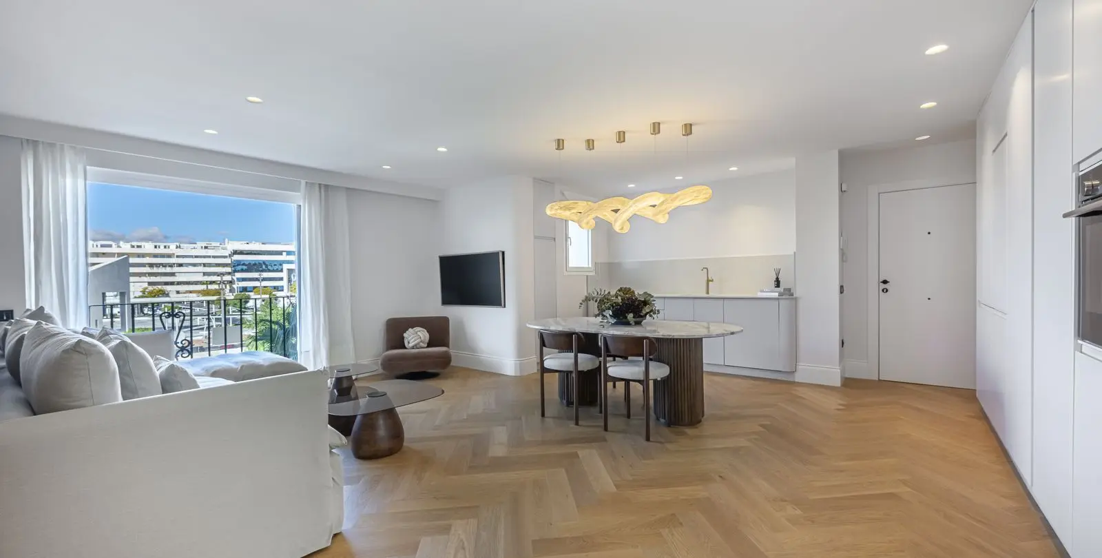 Venta de apartamento en planta media en Puerto Banús 1